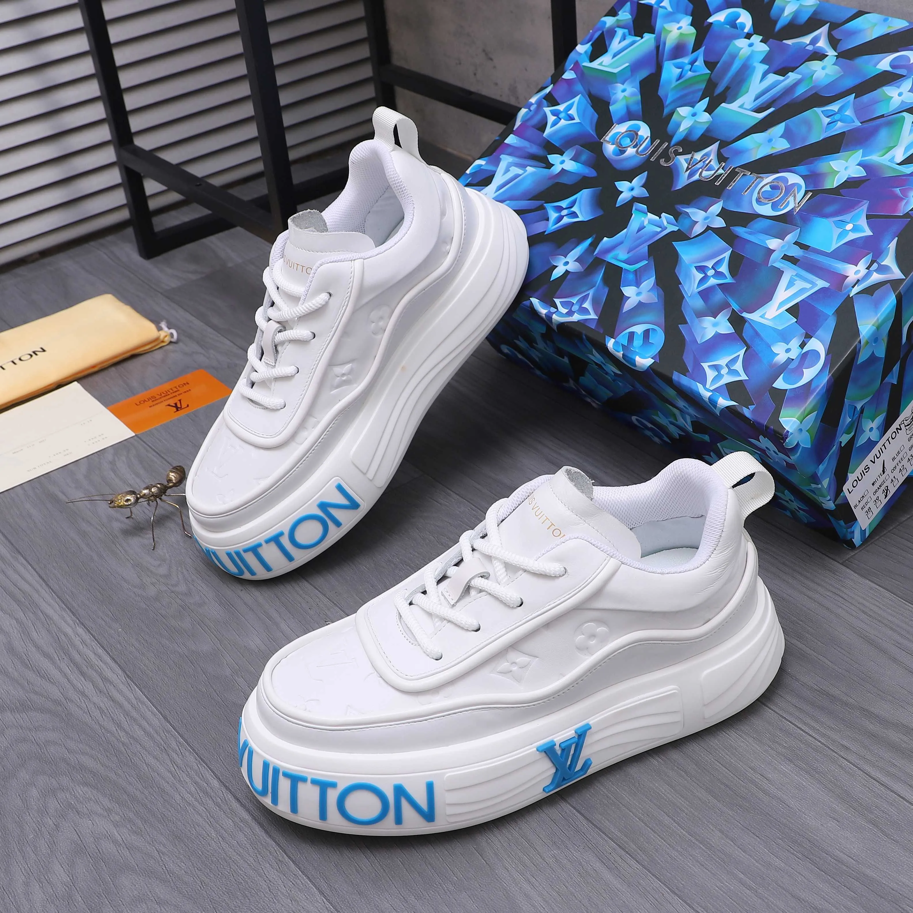 Men's shoes 💰560 Product trademark: LV [Louis Vuitton] casual shoes, regular size. Size: 38-46 (38.45.46 is custom-made and non-returnable) Product materials: Selected high-quality cowhide stitching embossed cowhide upper, cowhide insole, mesh lining, original outsole